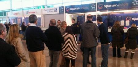 Pasajeros perjudicados por la suspensión de operaciones de la aerolínea hacen cola ante el mostrador de la compañía en el aeropuerto de El Prat
