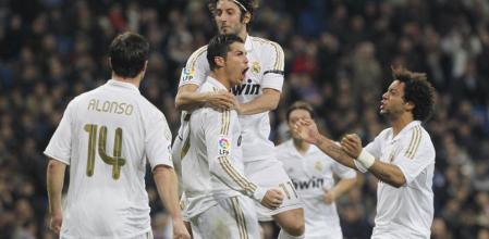 El delantero portugués del Real Madrid Cristiano Ronaldo (2i) celebra su primer gol, segundo de su equipo, junto a sus compañeros Xabi Alonso, Esteban Granero y Marcelo Vieira (izq-dcha) durante el partido, correspondiente a la primera jornada del Campeonato Nacional de Liga de Primera División aplazada por la huelga de futbolistas, que ha enfrentado esta noche al conjunto blanco con el Athletic de Bilbao en el estadio Santiago Bernabeu