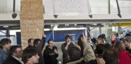 Trabajadores de Spanair en el aeropuerto de Loiu (Bizkaia) han votado hoy las movilizaciones en protesta por el cierre de la empresa y el despido de todos sus trabajadores