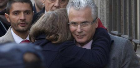 Baltasar Garzón, abrazado por una ciudadana a su llegada al juicio por su causa sobre los crímenes del franquismo
