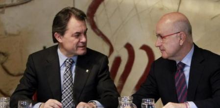 El presidente de la Generalitat, Artur Mas (i), charla con el secretario general de CiU, Josep Antoni Duran Lleida, durante una reunión del Govern