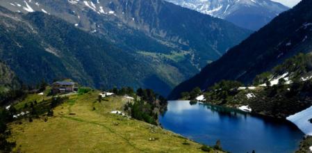 Imagen del pico de Comapedrosa, con el refugio al fondo, en Andorra