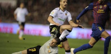 Pinto ha cortado una contra dirigida por Soldado, tocando el balón con la mano fuera de su área