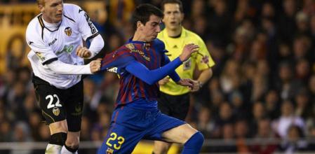Mathieu agarra descaradamente de la camiseta a Cuenca ante la mirada del árbitro, que le acabó mostrando la amarilla en esta acción al jugador del Valencia