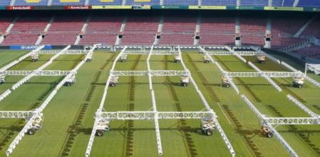 Calefactores sobre el césped del Camp Nou