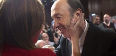 La candidata a liderar el PSOE, Carme Chacón, saluda al otro aspirante, Alfredo Pérez Rubalcaba, a su llegada al plenario del 38 Congreso del partido