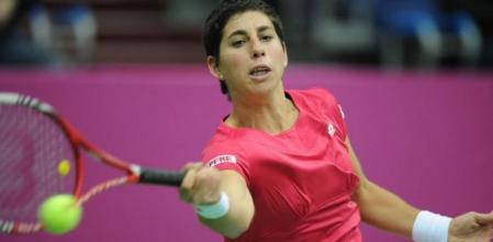 Carla Suárez golpe una bola en un encuentro de la Copa Federación