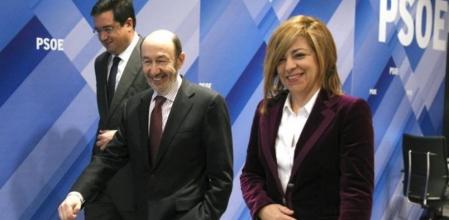 El secretario general del PSOE, Alfredo Pérez Rubalcaba, acompañado por la vicesecretaria socialista, Elena Valenciano, y el secretario de Organización del partido, Óscar López, a su llegada a la primera reunión de la nueva dirección Ejecutiva del Partido Socialista tras la sustitución de José Luis Rodríguez Zapatero.