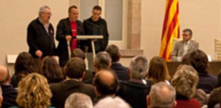 Responsables de la revista 'Carrer' durante el parlamento de agradecimiento del premio Solidaritat 2011