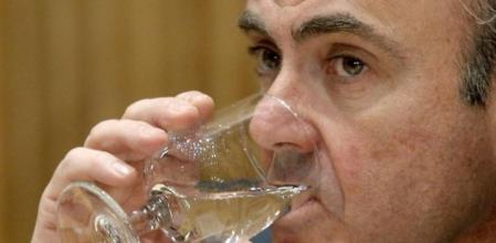 El ministro de Economía, Luis de Guindos, hoy en la Comision de Economía del Congreso de los Diputados, donde anunció que el Gobierno trabaja en una Ley para agilizar la apertura de pequeños establecimientos comerciales a través de la supresión de la licencia de apertura y obra, así como en una línea ICO para este sector.