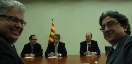 Enric Millo y Jordi Cornet, en primer plano, negocian con Francesc Homs y Jordi Turull