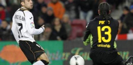 Pinto fuer vital para frenar una clara ocasión de Jordi Alba en el partido de Copa ante el Valencia en el Camp Nou