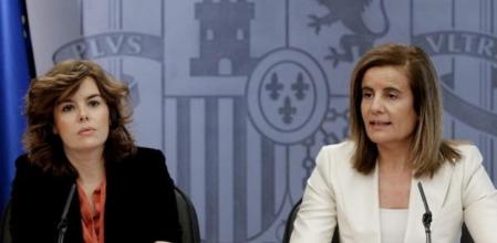 La vicepresidenta del Gobierno, Soraya Saénz de Santamaría, y la ministra de Empleo y Seguridad Social, Fátima Báñez