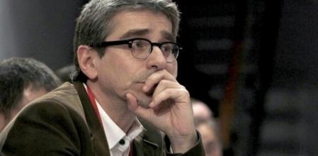 El concejal del ayuntamiento de Barcelona JordíMartí escucha el discurso del exalcalde de Barcelona y presidente de la agrupación local del PSC, Jordi Hereu, en el X Congreso del PSC de Barcelona, en el que Hereu cederá su puesto a Martí, tras anunciar esta mañana que abandona la primera línea de la política.