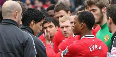 Evra agarra del brazo a Luis Suárez después de que el uruguayo le haya negado el saludo al francés