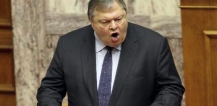 El ministro griego de Finanzas, Evangelos Venizelos, interviene durante la sesión plenaria para votar sobre el acuerdo pactado por el gobierno que dirige Lukás Papadimos con la troika para recibir un préstamo de 130.000 millones de euros que evite la bancarrota del país.