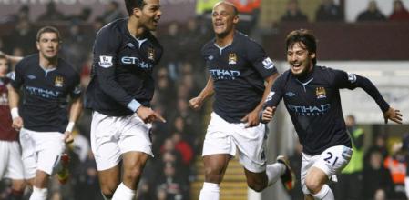 Joleon Lescott celebró su gol con todo el equipo