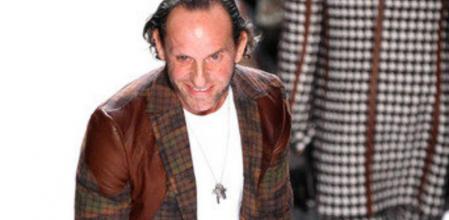 Custo saluda al final de su desfile en Nueva York