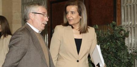 La ministra de Empleo, Fátima Bañez, acompañada del secretario general de CCOO, Ignacio Fernández Toxo, se dirigen a la reunión en la que el Gobierno informó a los agentes sociales sobre la reforma laboral,