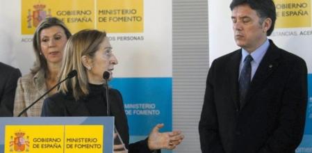 La ministra de Fomento, Ana Pastor, junto al conseller de Territori i Sostenibilitat, Lluis Recoder.