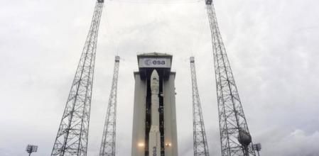 Fotografía cedida por la Agencia Espacial Europea (ESA) en la que aparece en la rampa de lanzamiento el nuevo cohete Vega, el más pequeño de la gama de lanzadores europeos