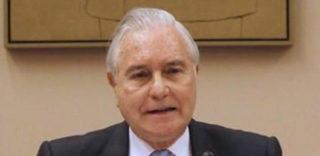 El presidente del Tribunal Supremo y del Consejo General del Poder Judicial, Carlos Dívar, durante su comparecencia ante la comisión de Justicia del Congreso