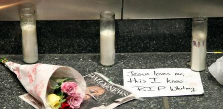 Recuerdos en memoria de la cantante fallecida Whitney Houston alrededor del Teatro Apollo en Manhattan, Nueva York