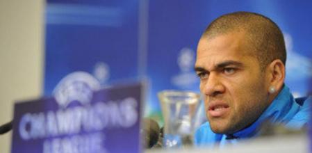 El brasileño Dani Alves durante una rueda de prensa