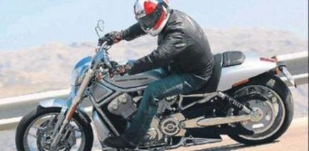 La respuesta del motor es excelente y la parte ciclo permite una conducción alegre y ágil, condicionada únicamente por la poca altura de los estribos