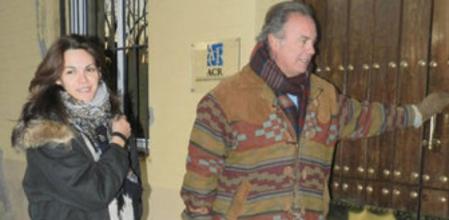 El cantante Bertín Osborne acompañado por su mujer, Fabiola Martínez