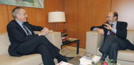 Rubalcaba, en la reunión con el primer secretario de los socialistas catalanes, Pere Navarro, en la sede del PSOE de la calle Ferraz