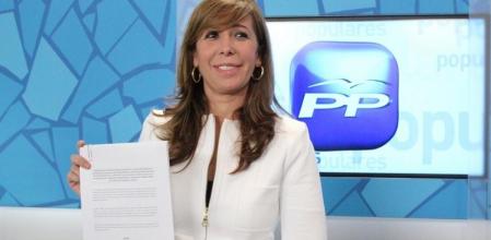 Sánchez Camacho sonríe mientras muestra el documento que recoge los acuerdos alcanzados