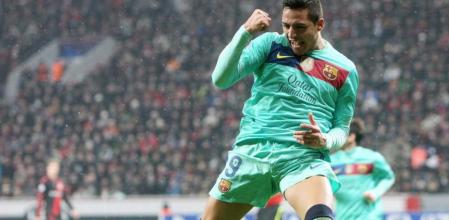 El jugador chileno del Barcelona Alexis Sánchez celebra el 2-1 ante el Bayer Leverkusen hoy, martes 14 de febrero de 2012, durante el partido de ida de los dieciseisavos de final de la Liga de Campeones jugado en el BayArena de Leverkusen, Alemania