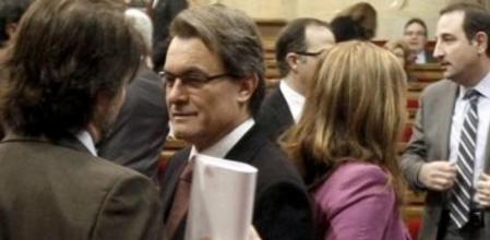 El presidente de la Generalitat, ArturMas (c), conversa con el portavoz de CiU, Oriol Pujol (i), de espaldas a la presidenta del PPC, Alicia Sánchez-Camacho (d), momentos antes del comienzo del pleno del Parlament de Cataluña que hoy, miércoles, 15 de febrero de 2012, debate y vota el proyecto de ley de Presupuestos de la Generalitat para el 2012, después del acuerdo alcanzado ayer entre CiU y PPC.