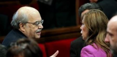 La presidenta del grupo parlamentario del PPC, Alicia Sánchez-Camacho (d), y el conseller de Economía, Andreu Mas-Colell (i), conversan antes del inicio del Pleno del Parlament, en el que se debaten y votan los Presupuestos para 2012.