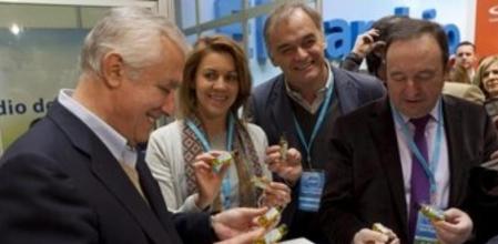 El presidente de los populares andaluces, Javier Arenas; la secretaria general del PP, María Dolores de Cospedal; el vicesecretario de Comunicación del partido, Esteban González Pons, y el presidente de La Rioja, Pedro Sanz (izq. a dcha), con botellitas de aceite de oliva como recuerdo del 17 Congreso que el Partido Popular celebra este fin de semana en Sevilla.
