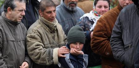 Personas hacen cola para recibir comida gratis en el mercado central de Atenas