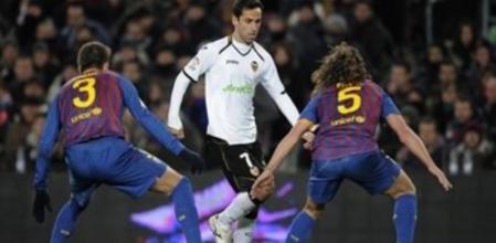Prohibido pasar. La pareja de centrales del Barça Gerard Piqué y Carles Puyol intentan detener al delantero brasileño del Valencia Jonas en la vuelta de las semifinales de la Copa del Rey. Mañana volverán a verse las caras
