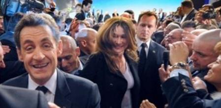 Nicolas Sarkozy y su esposa, Carla Bruni, llegan al mitin de Marsella donde el presidente francés ha iniciado su campaña a la reelección