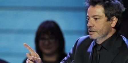 Enrique Urbizu pronuncia unas palabras tras recibir esta noche su primer Goya, el que le reconoce como mejor director por 