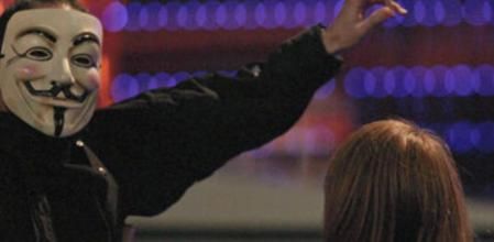 Un representante de Anonymous irrumpe en la gala de los Premios Goya