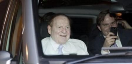 El magnate Sheldon Adelson sale del Palau de la Generalitat