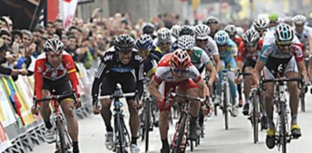 Llegada del pelotón en la pasada edición de la Volta.