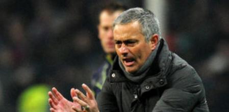 Mourinho dirige a sus jugadores desde el área técnica este martes en el partido de Champions ante el CSK