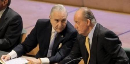 El rey de España conversa hoy con el presidente del Tribunal Supremo, Carlos Dívar (i), durante el acto de entrega de despachos a los 186 nuevos jueces que se incorporan al Poder Judicial, a los que el Rey ha garantizado todo el apoyo de la Corona.