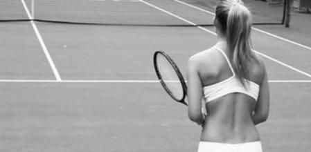 Bar Refaeli con un conjunto de la nueva firma de ropa interior propia