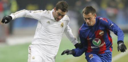 Gonzalo Higuain lucha por el balón con el defensa del CSKA Georgi Schennikov