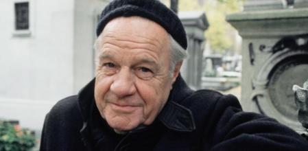 Lawrence Durrell posa en París, Francia, el 1 octubre de 1984