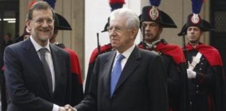 El presidente del Gobierno español, Mariano Rajoy (izda), estrecha la mano del primer ministro italiano, Mario Monti (dcha), en el Palacio Chigi en Roma (Italia).