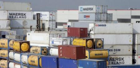 Vista de la Terminal de Contenedores en el muelle Prat del Puerto de Barcelona